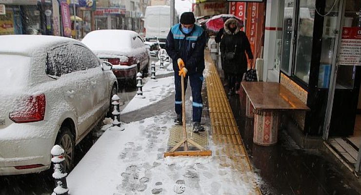 Belediye Ekiplerinden Kar Temizleme Çalışması