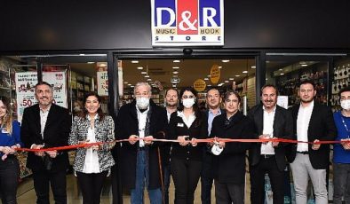 D&R Urla mağazası Prof. Dr. İlber Ortaylı ile kapılarını açtı