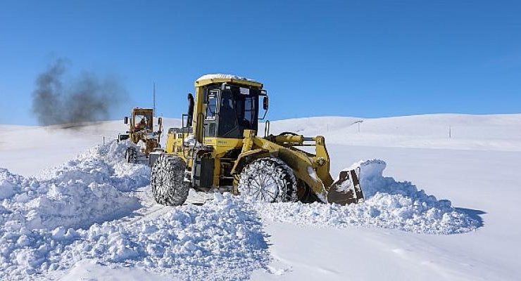 Van Büyükşehir Belediyesi Eksi 30 Derecede Karla Mücadele Çalışması Yapıyor