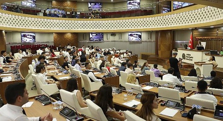 Antalya Belediyesi’nden Gençlik Meclisi üyelerine yurtdışı fırsatları anlatıldı