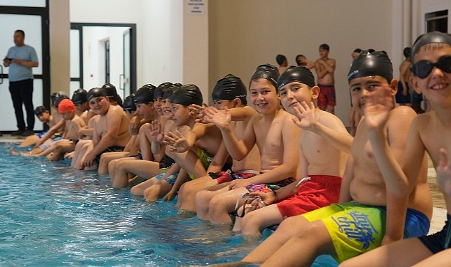 Büyükşehir'in “Yüzme Bilmeyen Kalmasın" Projesi Şimdi Ereğli ve Karapınar'da