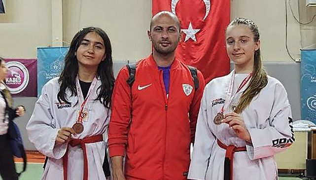 Foça Belediyespor Kulübü, Taekwondo Yıldızlar İzmir İl Şampiyonası'nda bir altın ve iki bronz madalya ile kürsüye çıktı