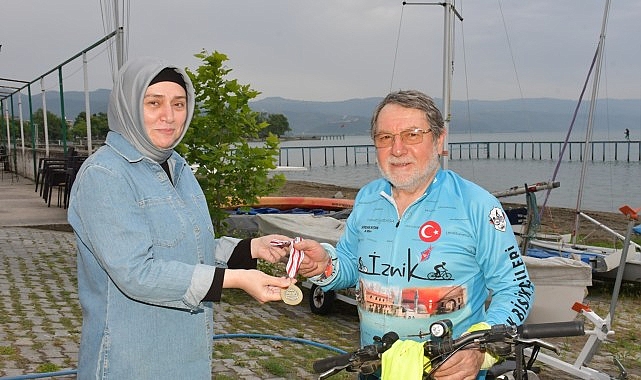 İznikli Yüzme Şampiyonu Erhan Turan İznik'te anlamlı bir triatlon etkinliği düzenledi