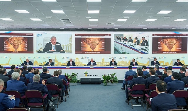 Rosneft CEO'su küresel ihtiyaçları karşılamak için dengeli bir enerji geçişini destekliyor