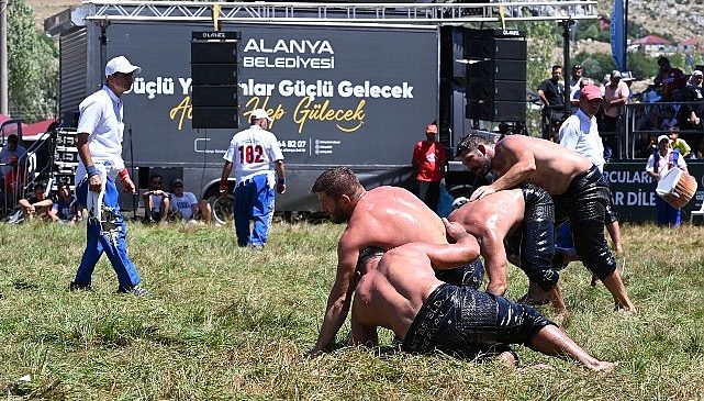 Başkan Böcek Alanya Gökbel Yağlı Pehlivan Güreşleri'nde