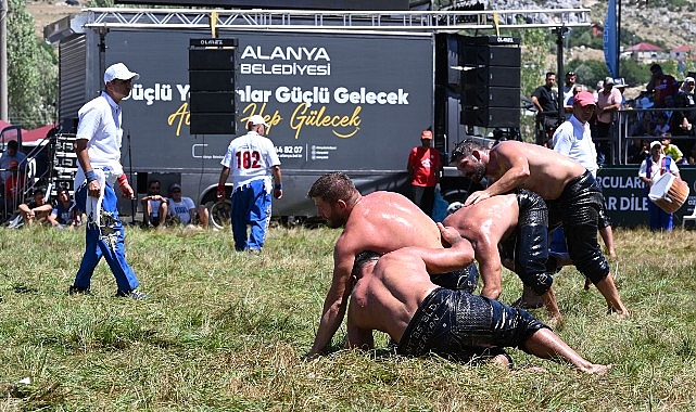 Başkan Böcek Alanya Gökbel Yağlı Pehlivan Güreşleri'nde